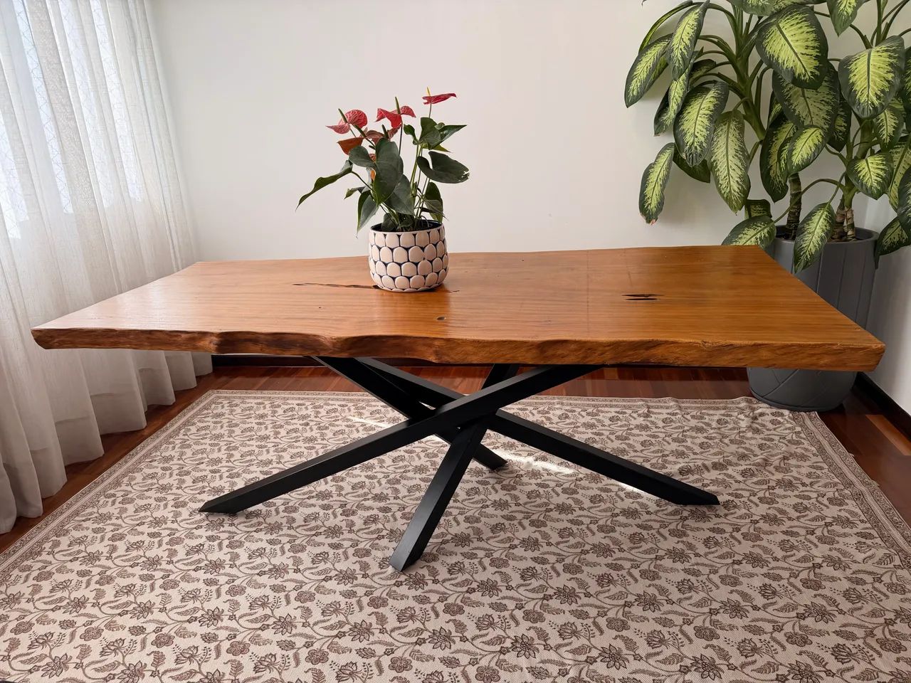 Mesa de jantar de madeira maciça 