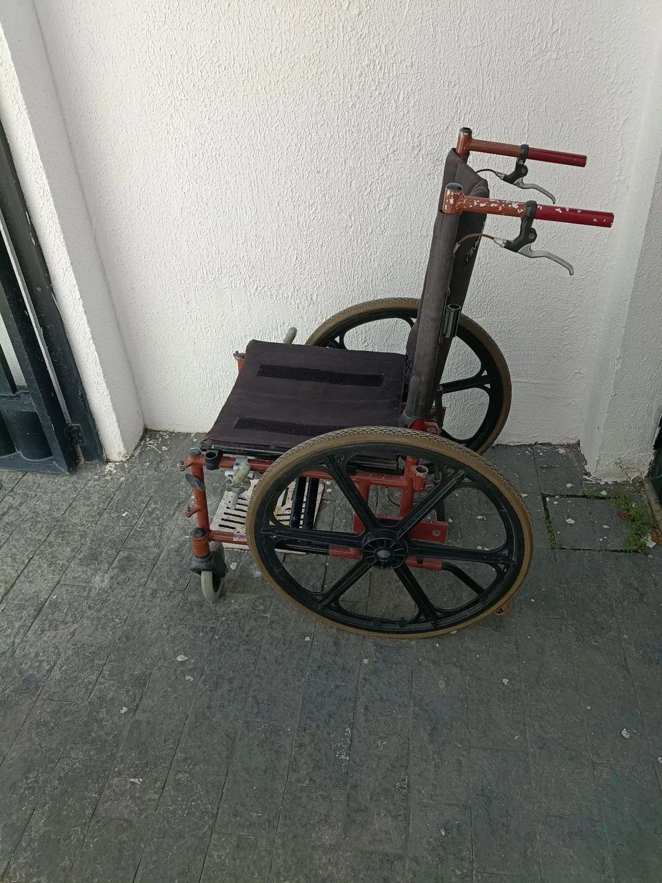 Cadeira de roda de alumínio com regulagem de inclinação.