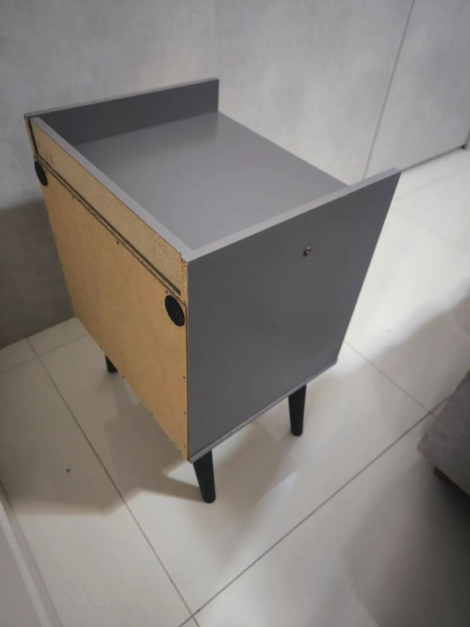 Kit 2 mesinhas de cabeceira com nicho e gaveta decore cor: cinza com detalhes preto  - Foto 5