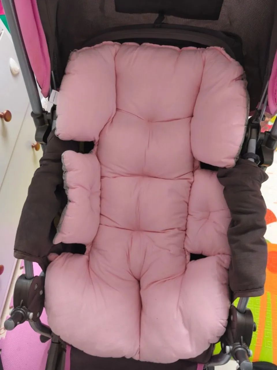 Carrinho de Bebê Cosco Rosa e Cinza + Colchonete Dupla Face 100% Algodão - Foto 3