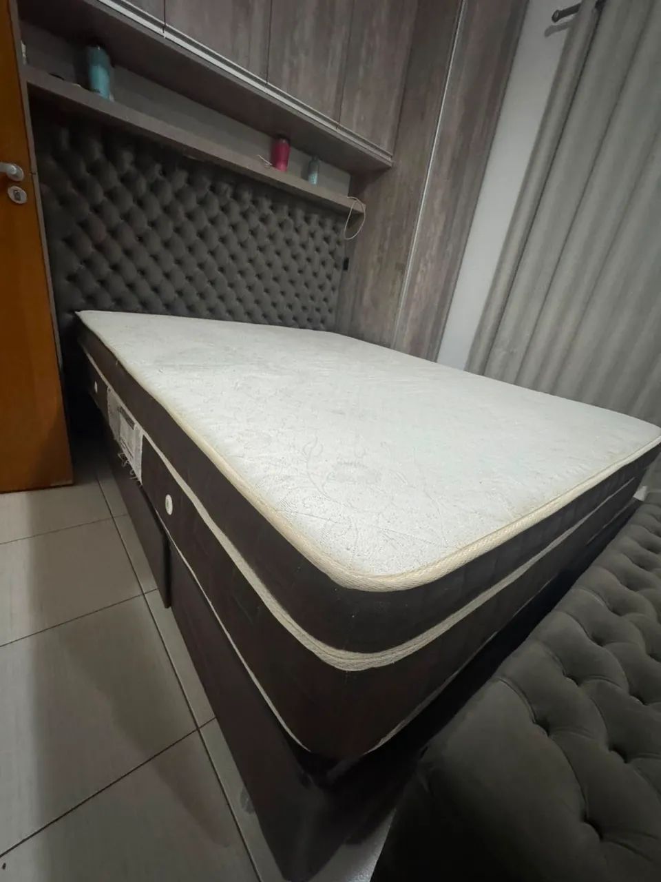 Cama Queen com massageador e gaveteiro lateral 