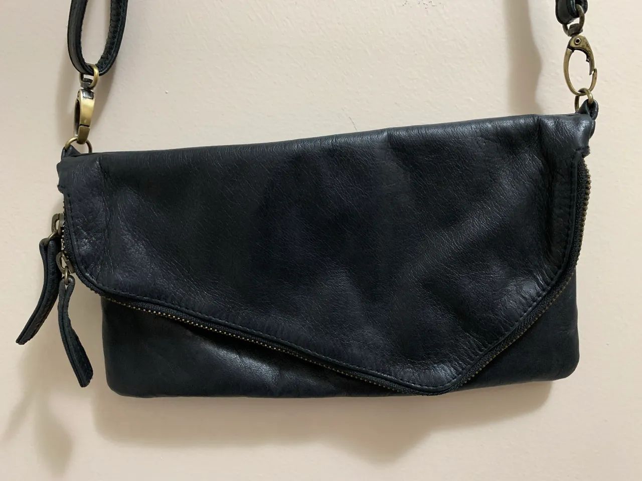 bolsa tiracolo hobo couro legítimo. Aba assimetrica. Com zípper - Foto 3