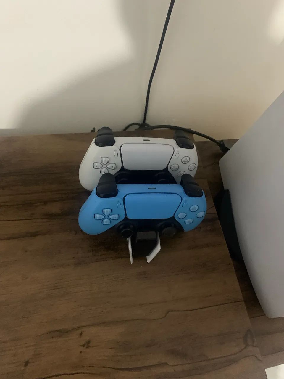 PS5 com 2 controles + base carregamento - Foto 3