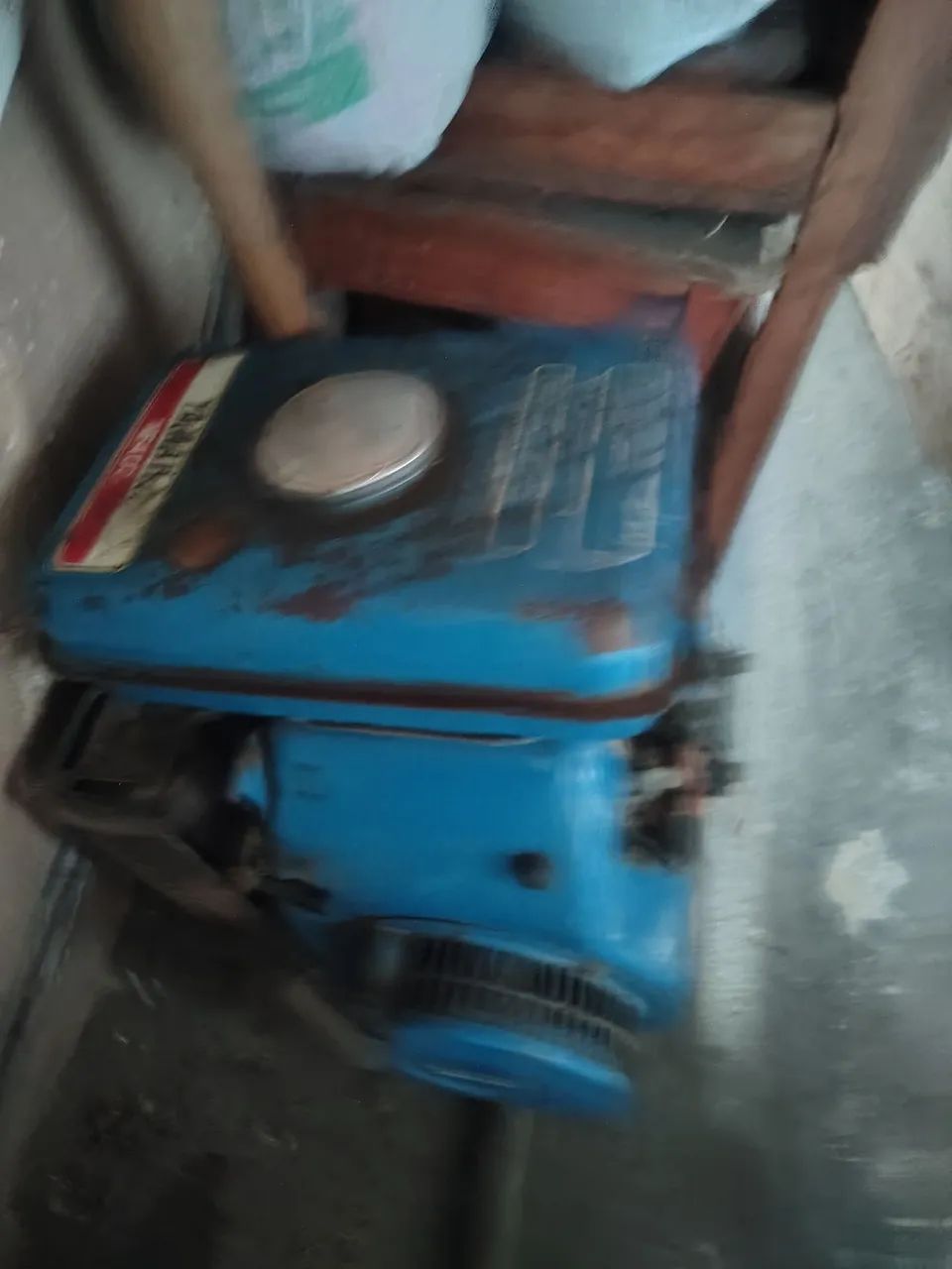 Vendo motor rabeta 10hp Yamaha e canoa 6 metros de alumínio faltando reparos. - Foto 3