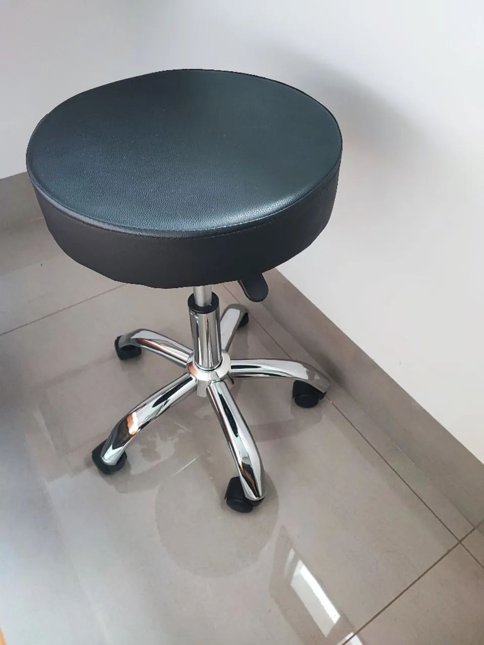 Banqueta Mocho com rodinhas semi nova 