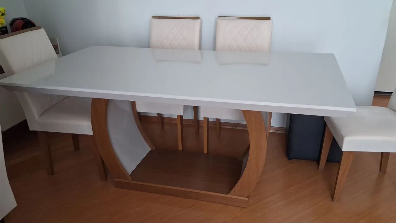 Vendo uma mesa de jantar