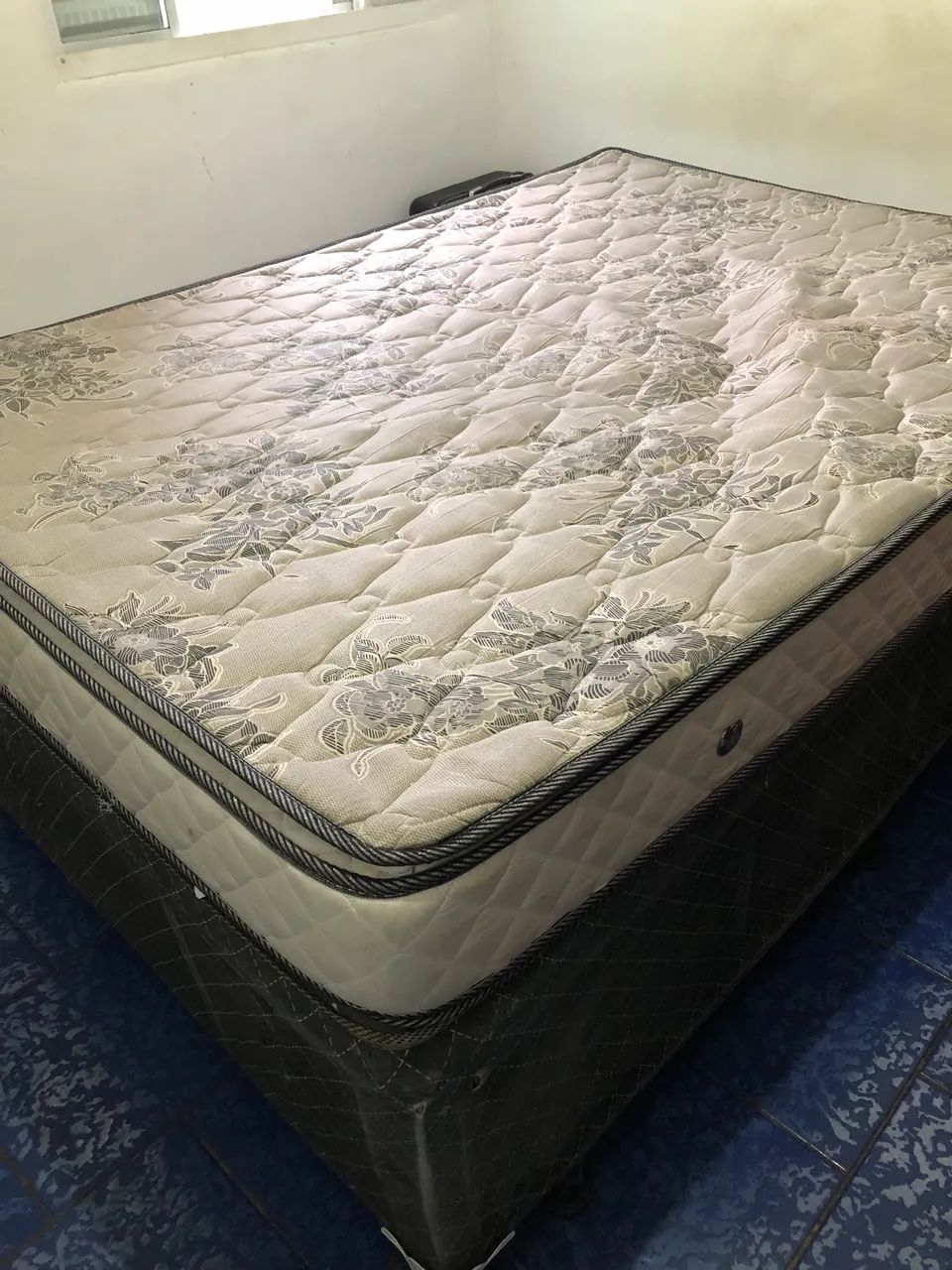 Cama e colchão à venda 