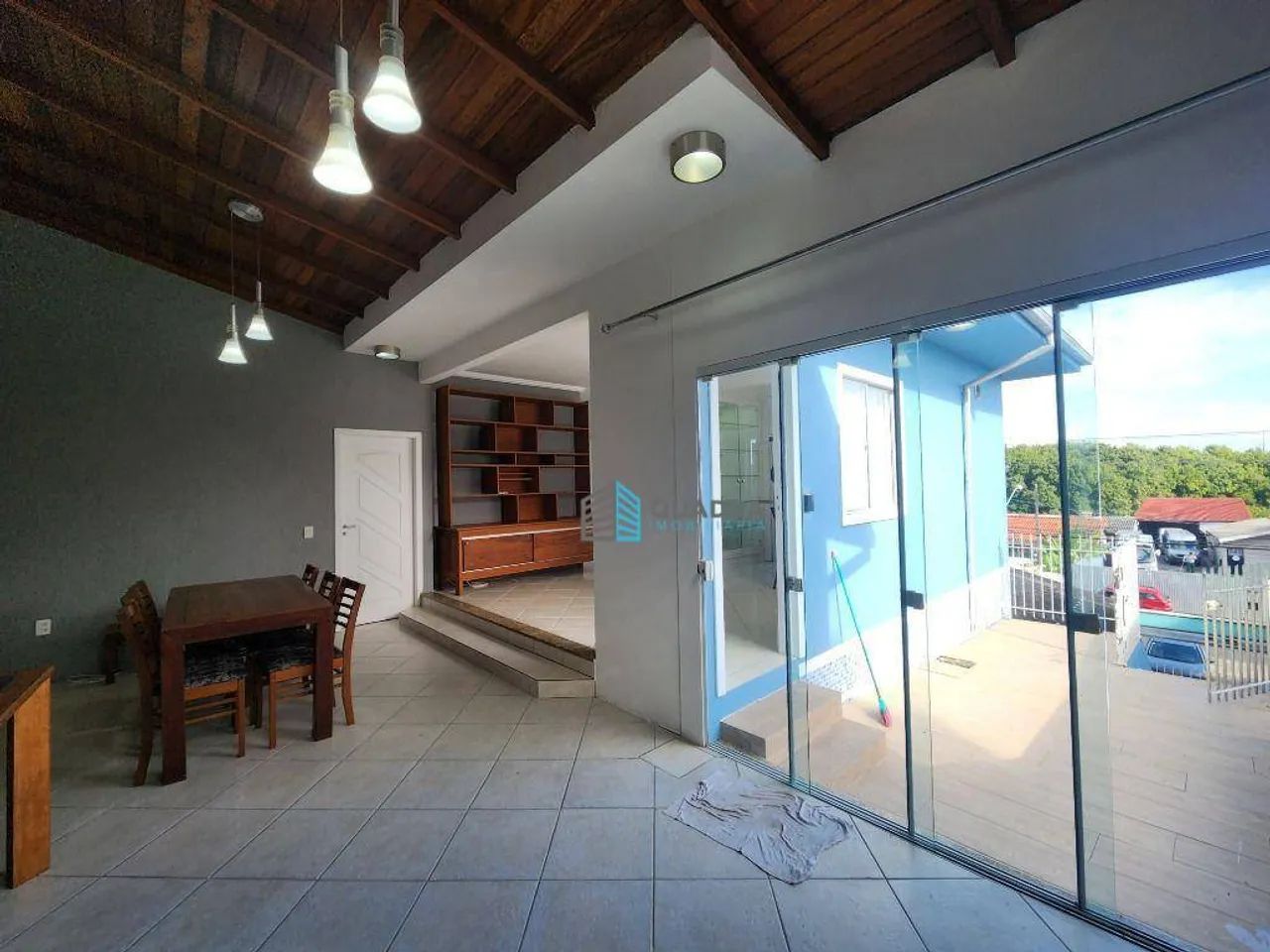 Casa com 3 dormitório, cozinha com planejados e churrasqueira - Foto 2
