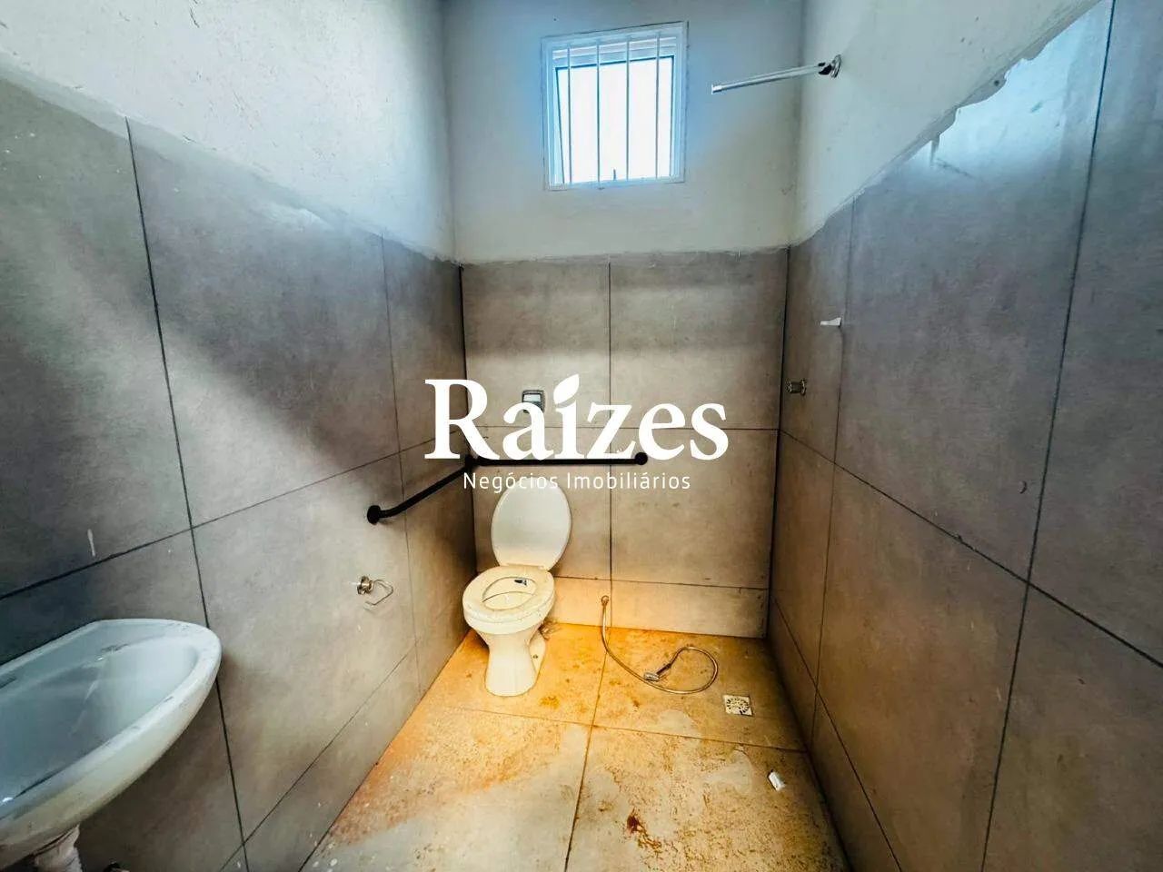 Galpão Comercial de 240m² no Bairro Martins com Pé-Direito de 5m, Porta Automática e 3 Vag - Foto 5