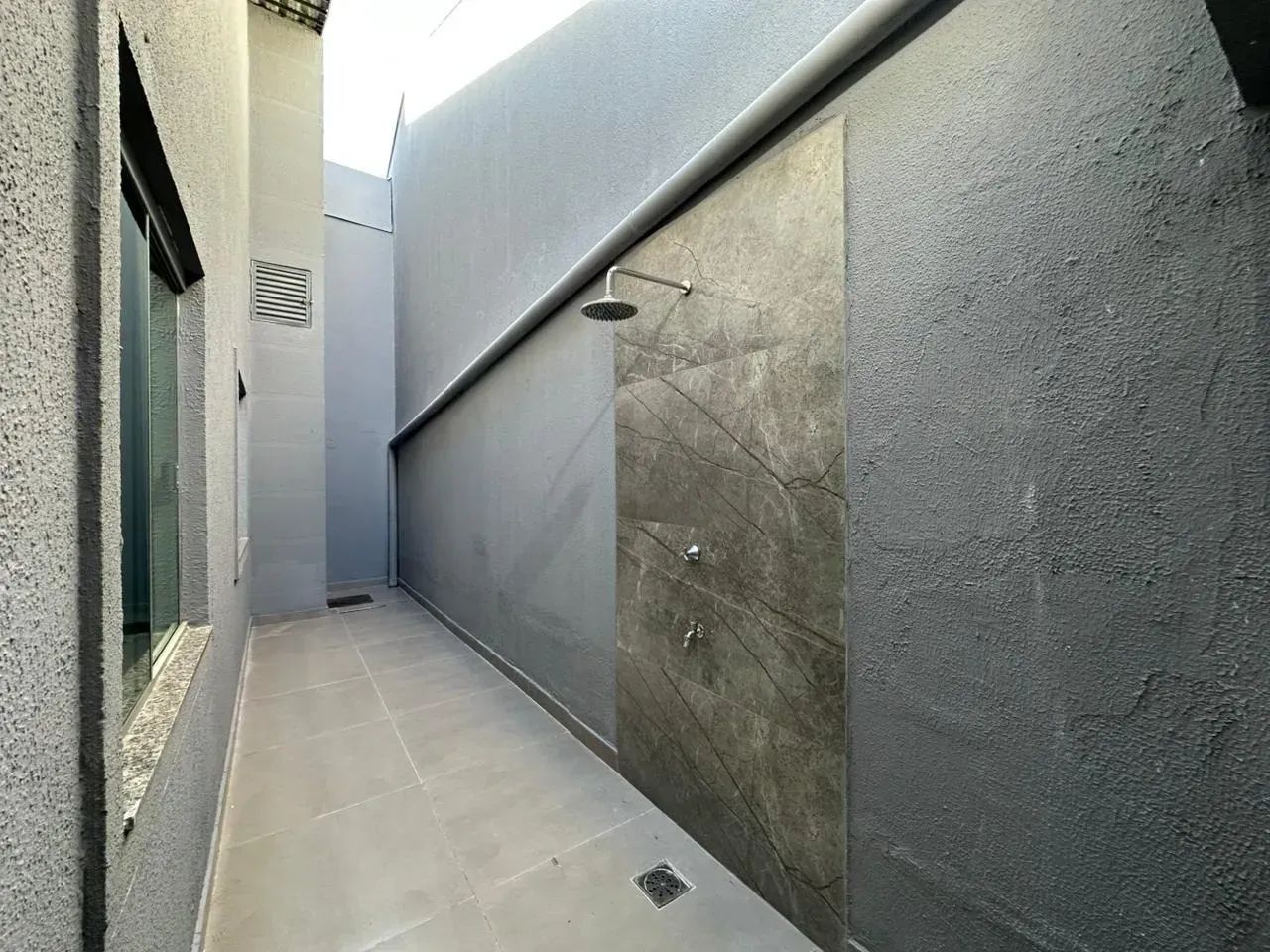 Vendo casa em condomínio - 3 quartos com suíte  e closet - Condominio com lago - Foto 2