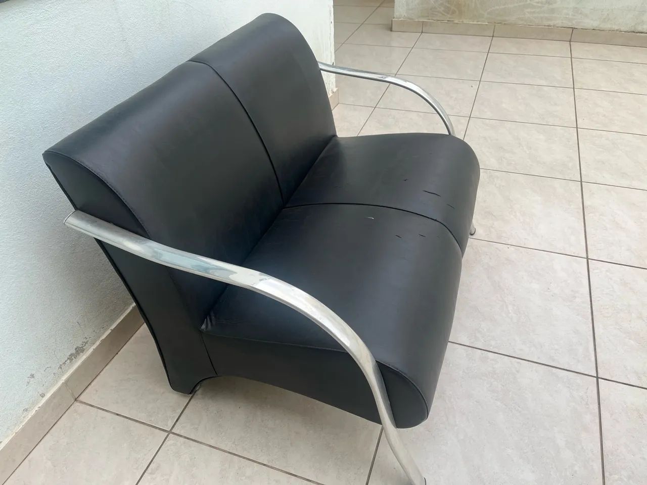 Poltrona Namoradeira 2 Lugares Courino Braço Cromado - Foto 2