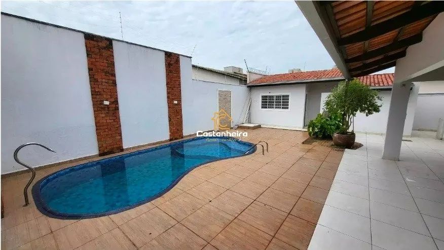 Casa Semi-Mobiliada com Edícula - 04 Quartos sendo 03 Suítes Plenas Amplas - Plano Diretor - Foto 5