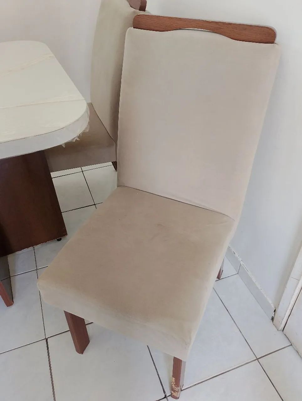 Vendo conjunto de mesa com 4 cadeiras.