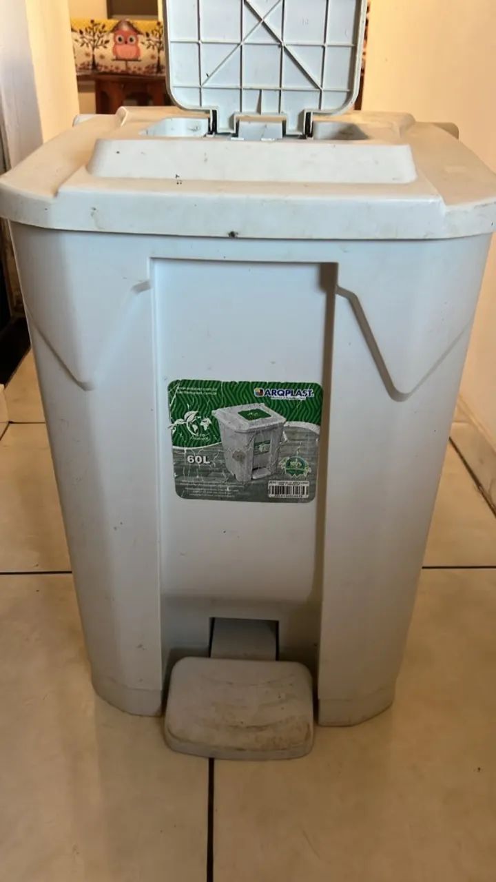  Lixeira Plástica de 60 Litros com Pedal, Rodas e Tampa Dupla - Foto 4