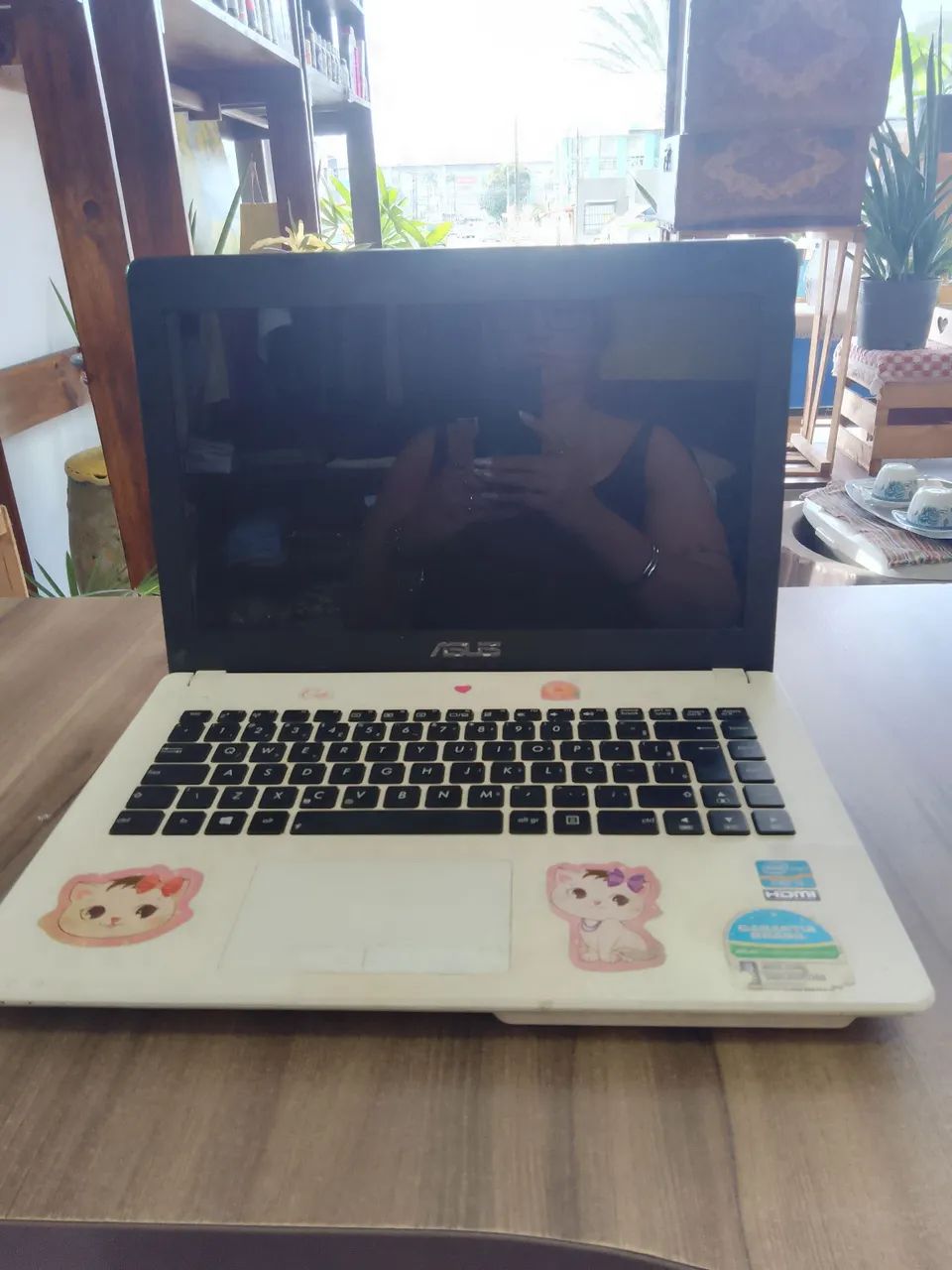 Vendo notebook,da marca Asus ,na cor branca 