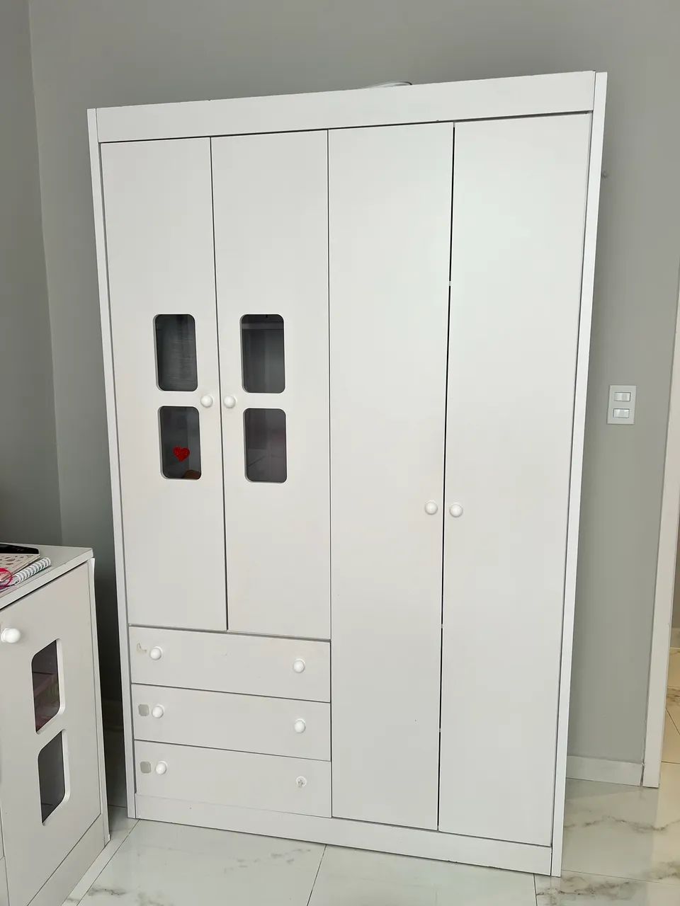 Guarda-roupa e cômoda para bebê