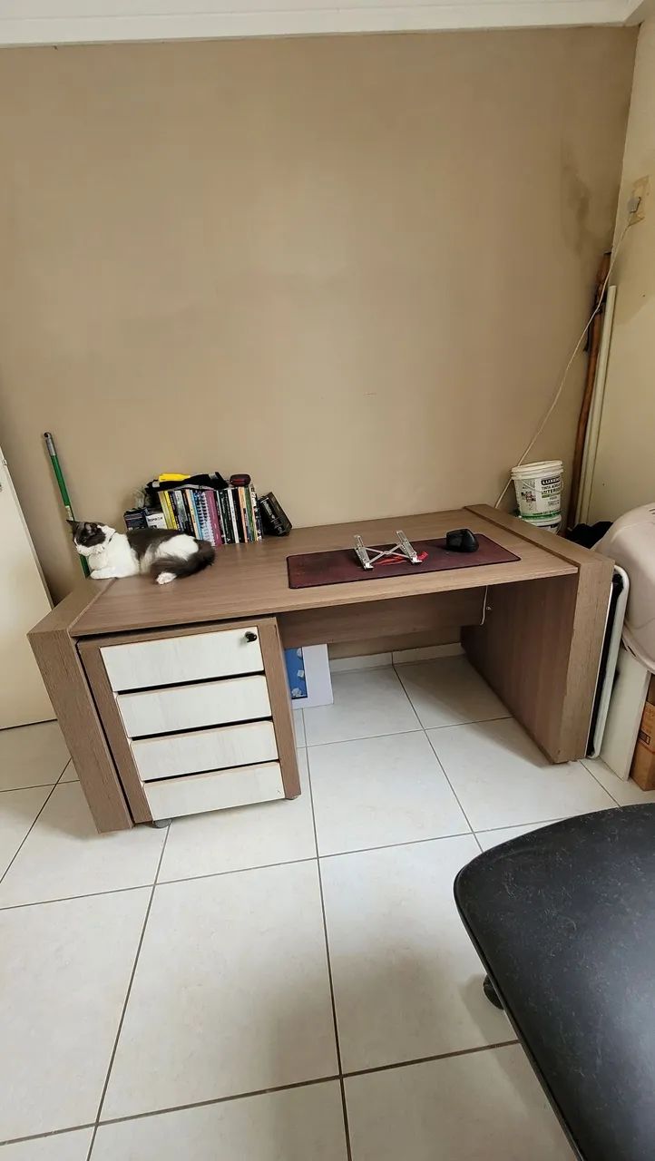 Mesa de escritório de madeira pesada com gaveteiro