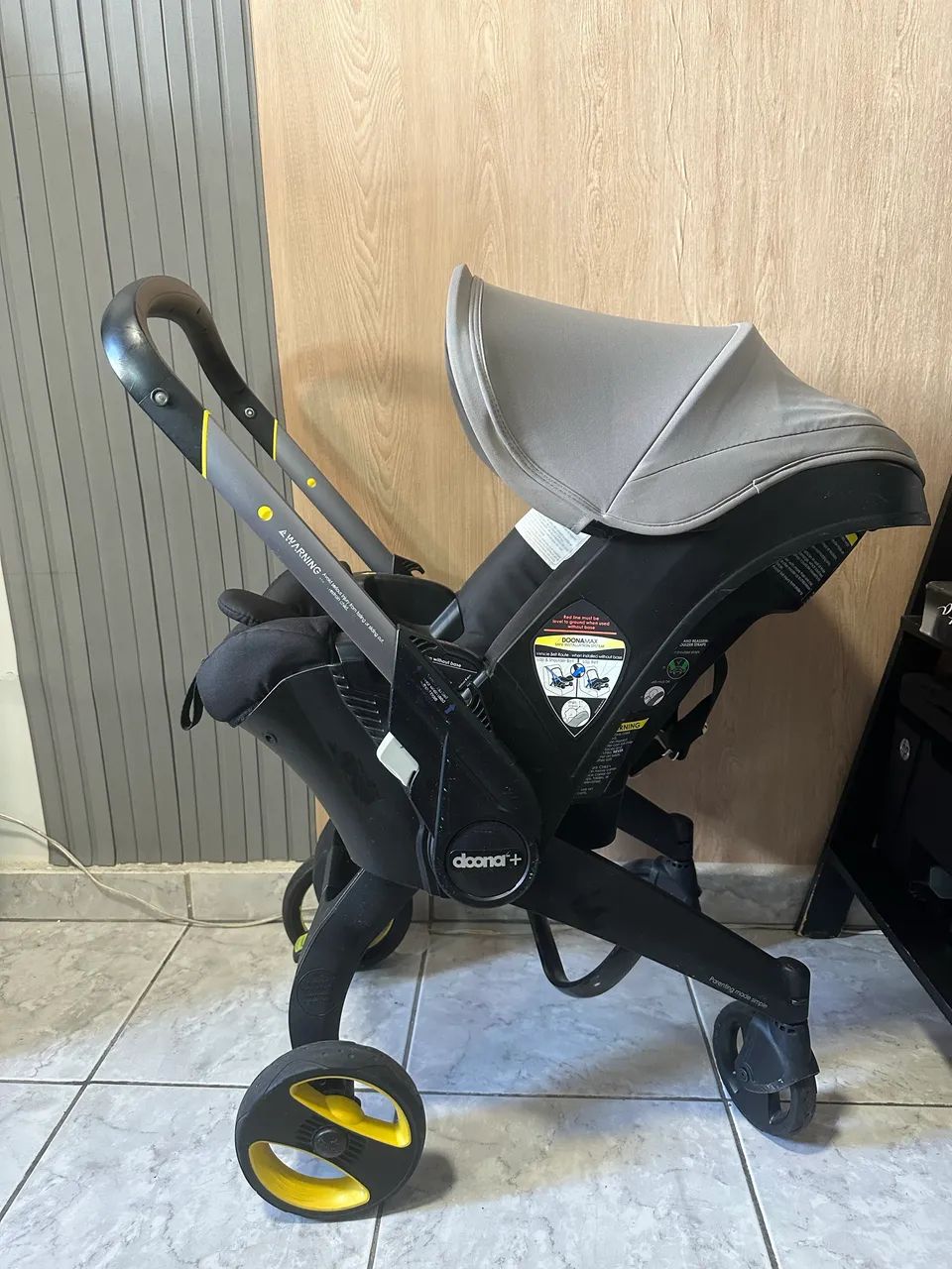 Bebê conforto que vira carrinho de passeio DOONA