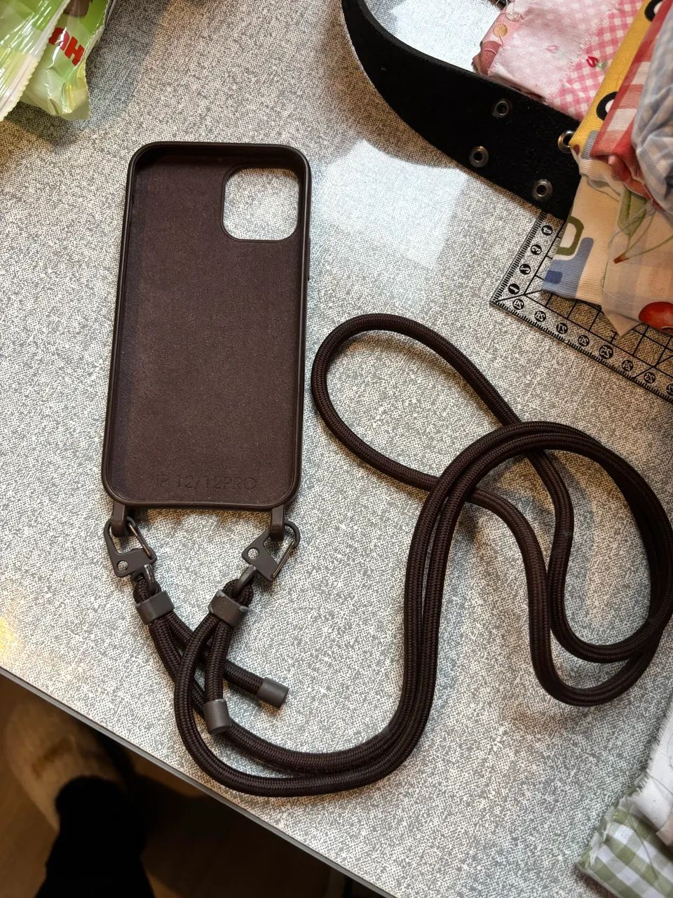 Capa com cordão da marca Papaya marrom para iPhone 12