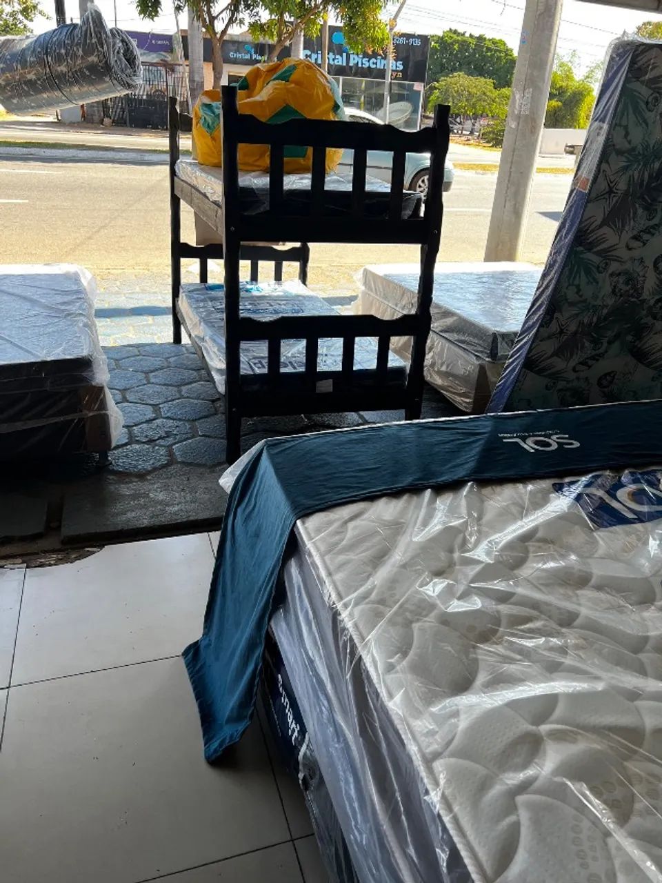 Cama beliche com dois colchões 