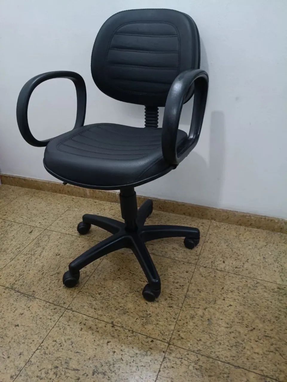 Cadeira de escritório com braço e rodinhas - Foto 2