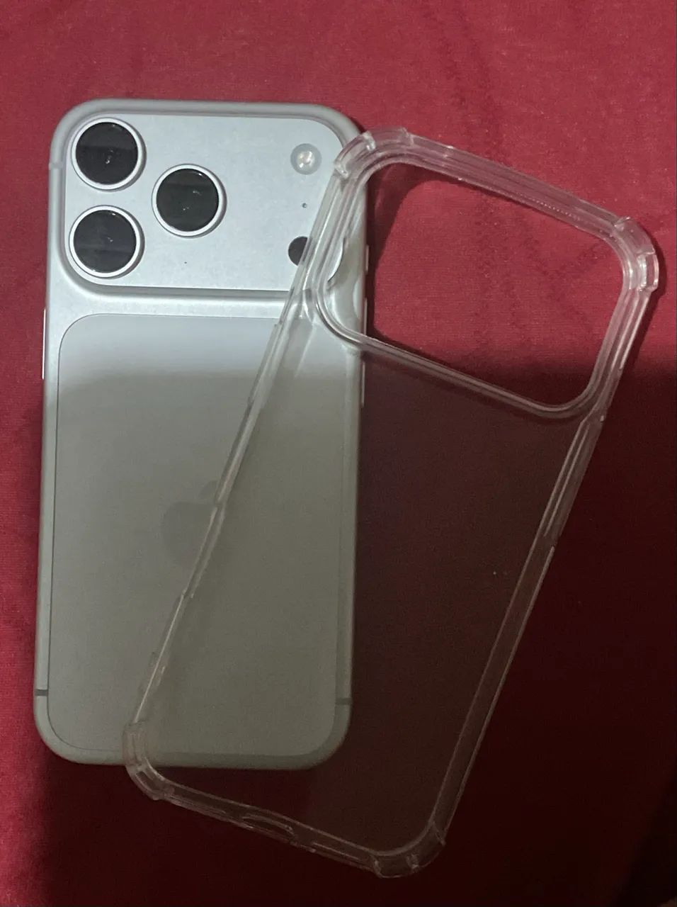 Vendo iphone 17 pro no valor de 7.800 com dois meses de uso, acompanha caixa e capinha 