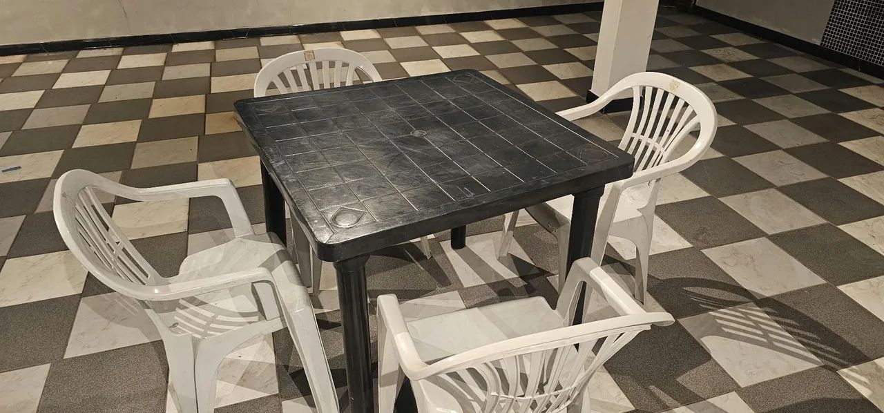 Jogo de mesa e 4 cadeiras de plástico  - Foto 5