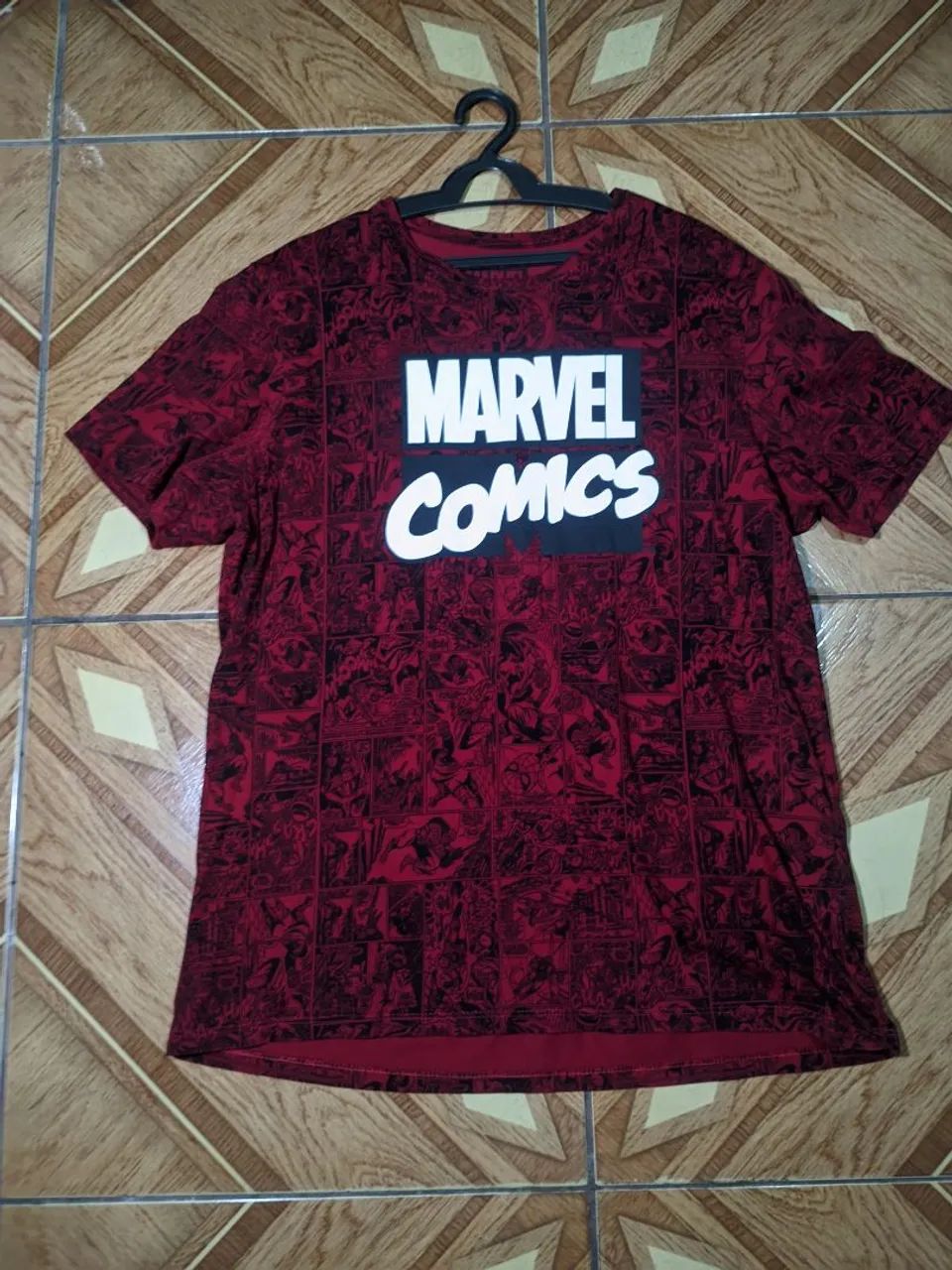 Camisa vermelha Marvel quadrinhos
