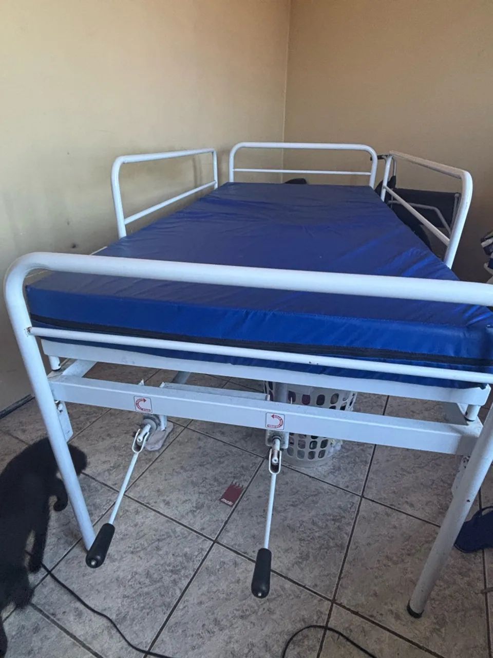 Vendo cama hospitalar semi nova. Valor 1.750