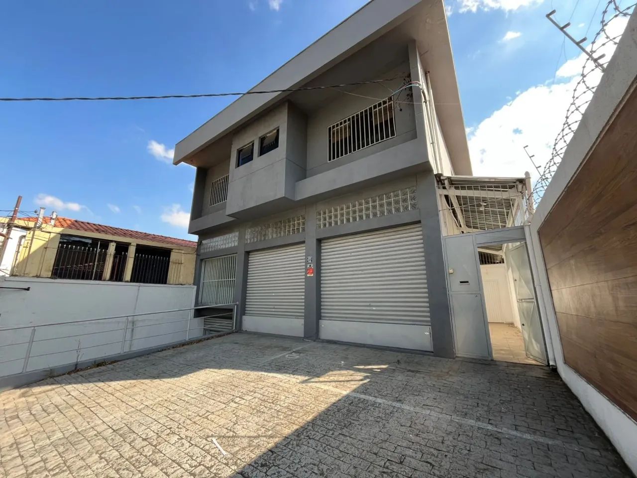 Prédio com localização estratégica e garagem térrea e subterrânea para veículos