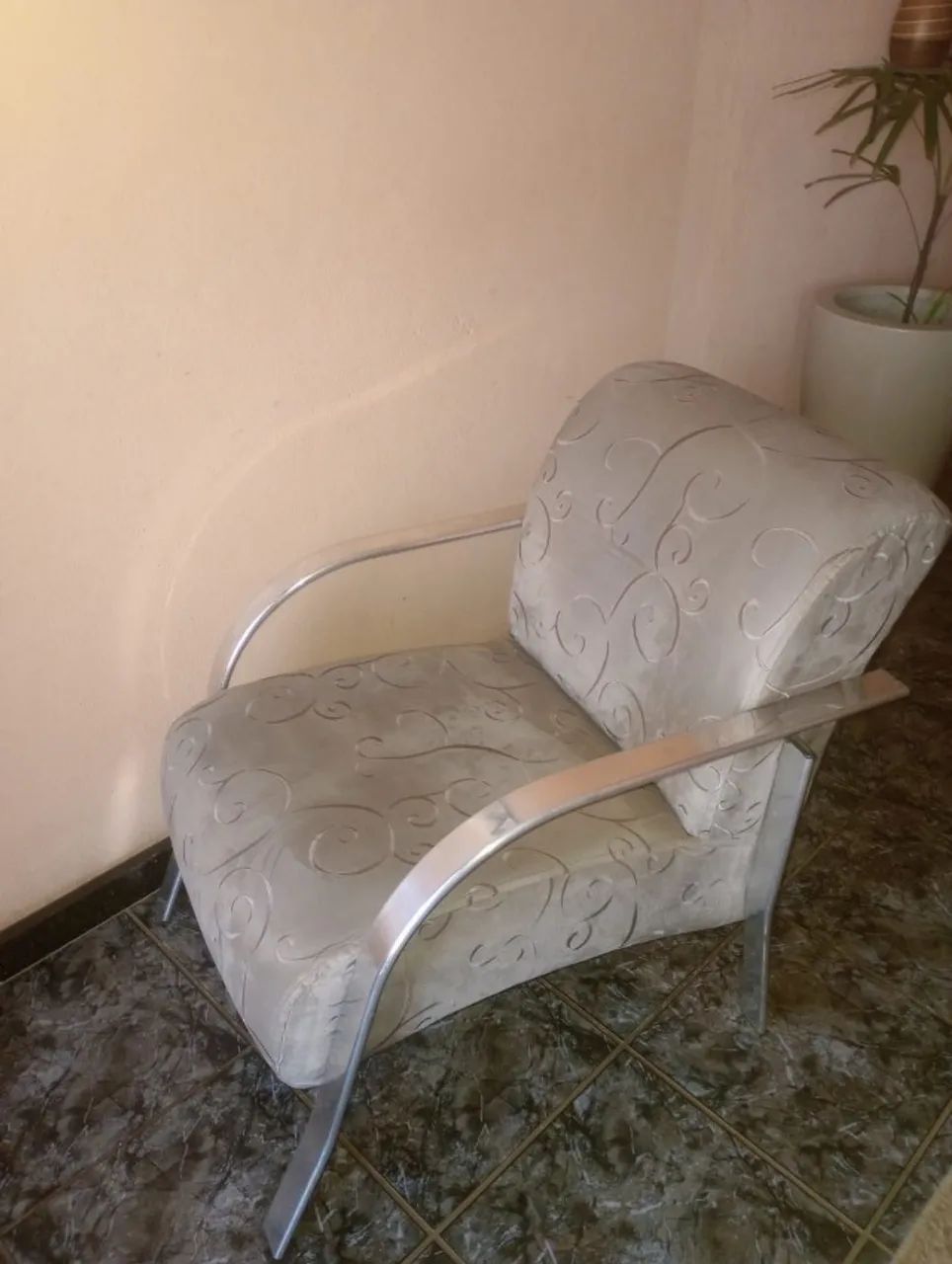 Poltrona Estofada com Braços e Estrutura Metálica - Foto 2