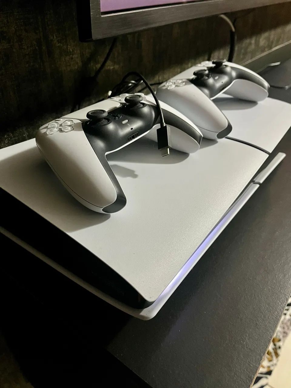 PS5 slim 1tb com 2 controles  - Foto 3