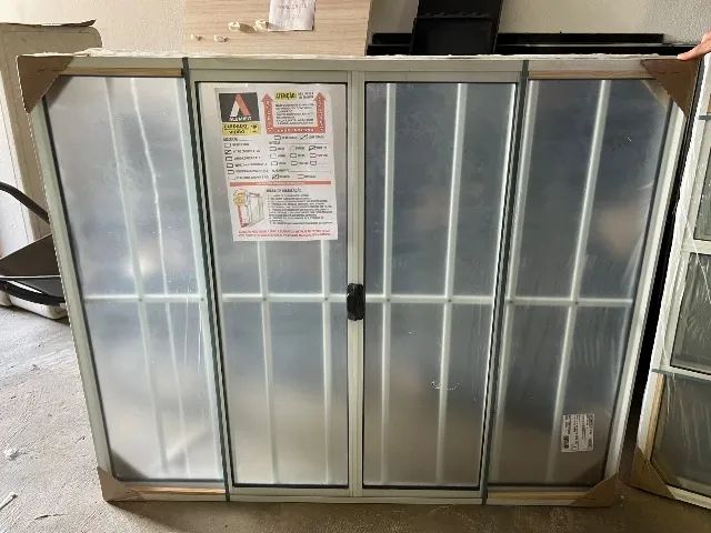 Vitro de aluminio branco com grade