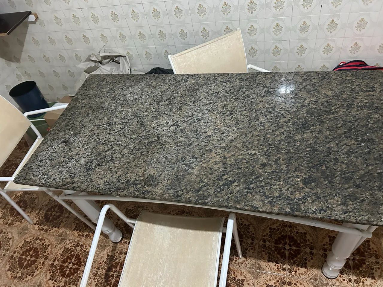 Mesa de mármore + 4 cadeiras 64962681675395121