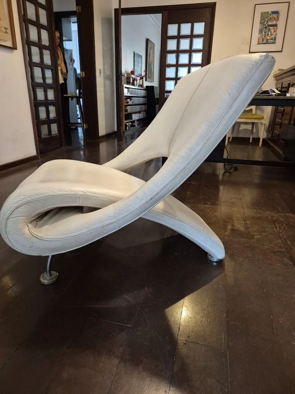 Poltrona Orgânica em Couro Legítimo com Pés em Alumínio Rebis - Foto 2