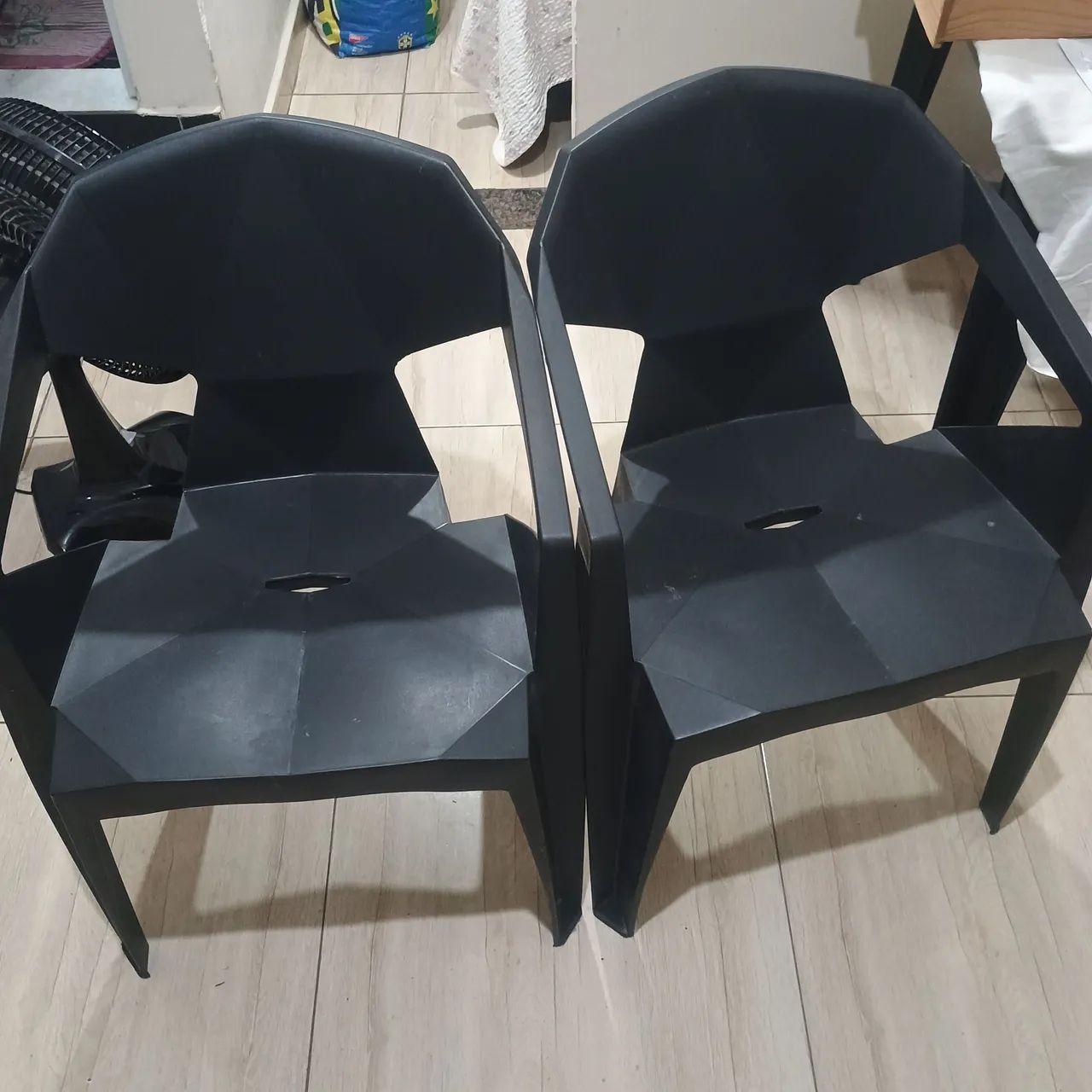 Mesa com duas cadeiras em excelente estado pouco usada 