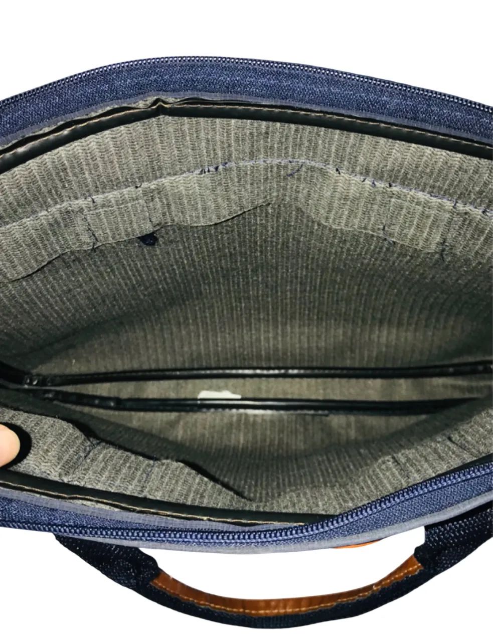 Bolsa de mão emborrachada azul,com alça para notebook( ou oque quiser guardar!) - Foto 4