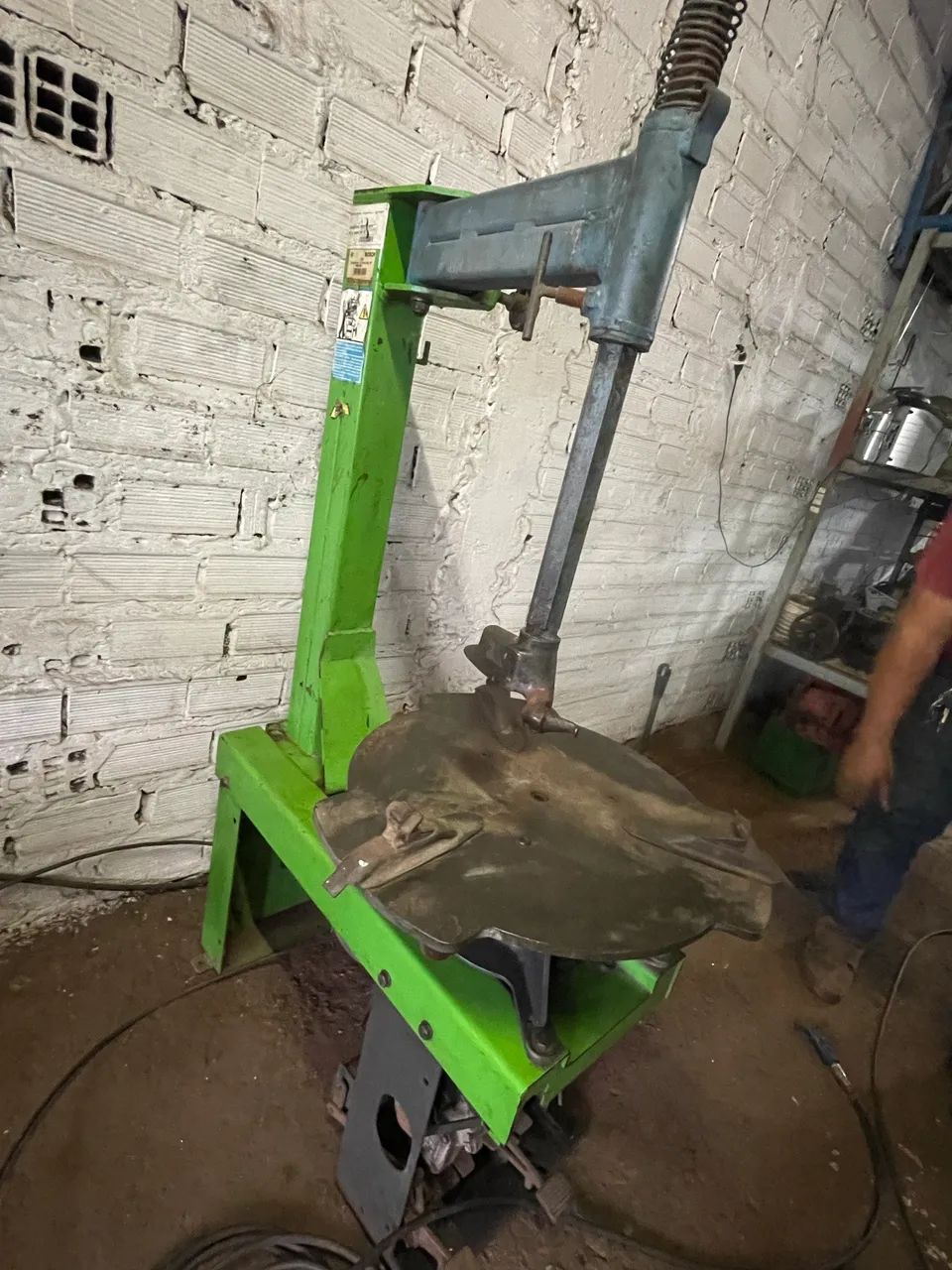 Montadora e desmontadora de pneu 3mil a negociar preço  - Foto 2