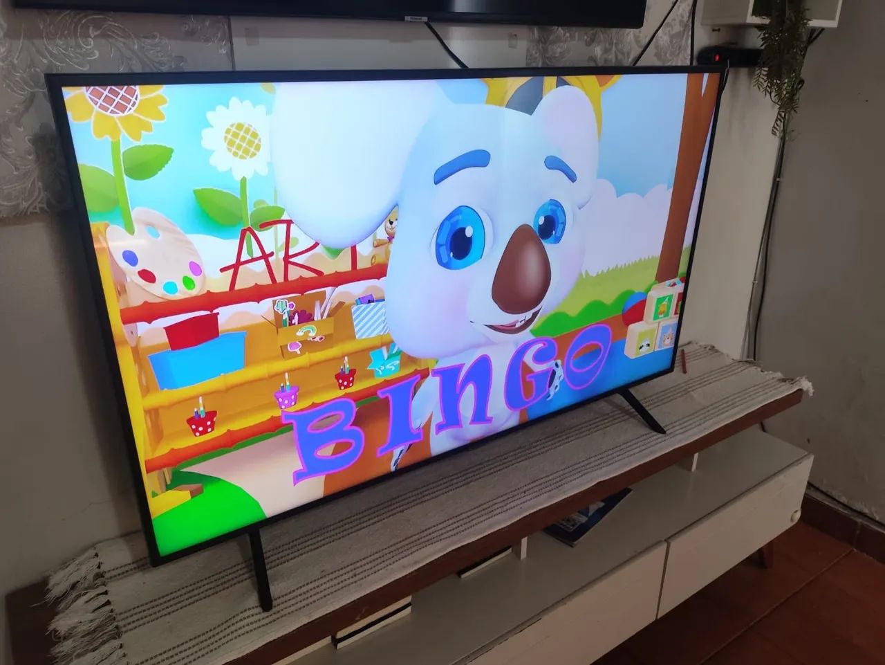 TV 55 4k com cabo controle todos apss YouTube e Netflix Bluetooth e d mais apss 