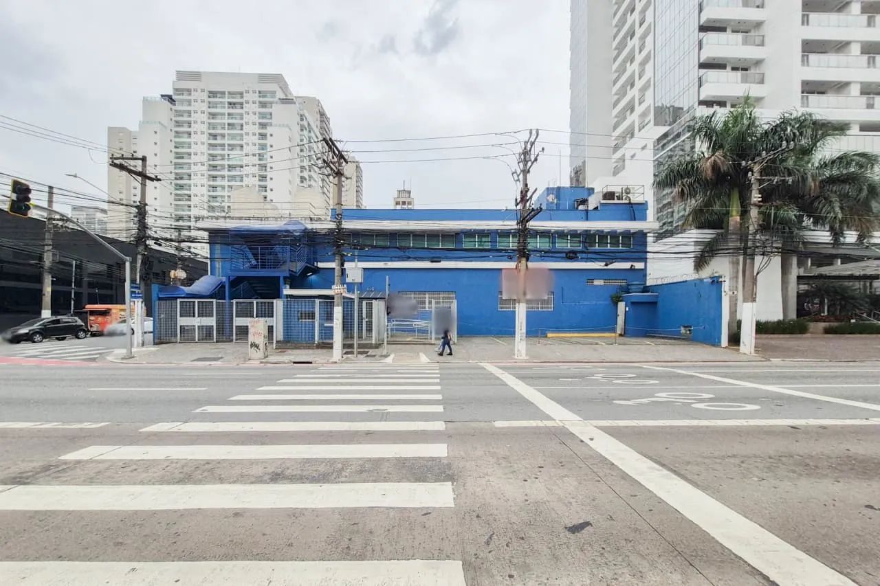 Prédio comercial na Avenida Marquês de São Vicente, 600  3300 m²