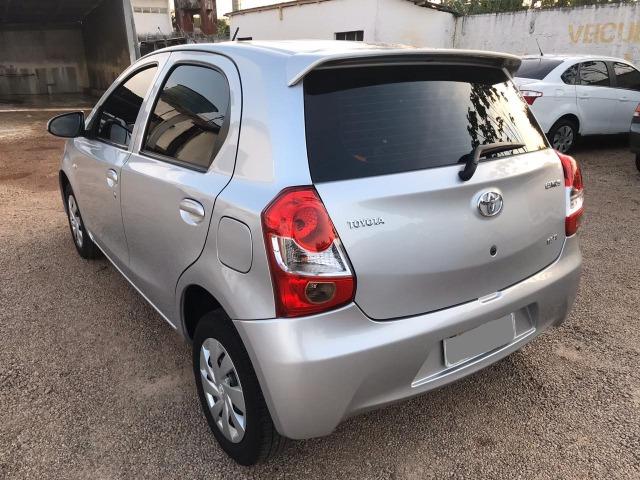 Etios Hatch X 1.3 Completo Super Conservado - Foto 16
