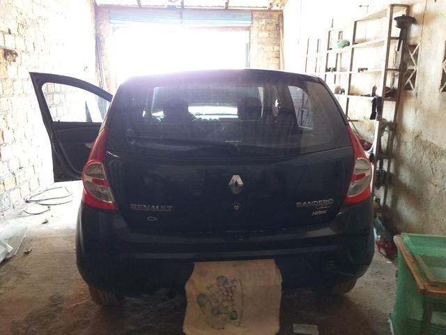 Troco num carro de carroceria Renault Sandero 1.0 - Foto 6