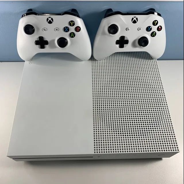 Xbox one S 1 tb 2 controles e 5 jogos no HD.