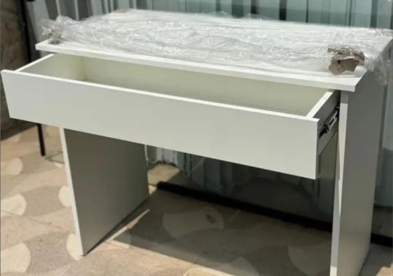 Mesa com gavetão ( Nova e de fábrica)