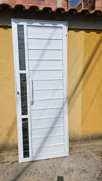 Porta de Alumínio branca 210x80 cm com vidros Fumê lacrada puxador  - Foto 3