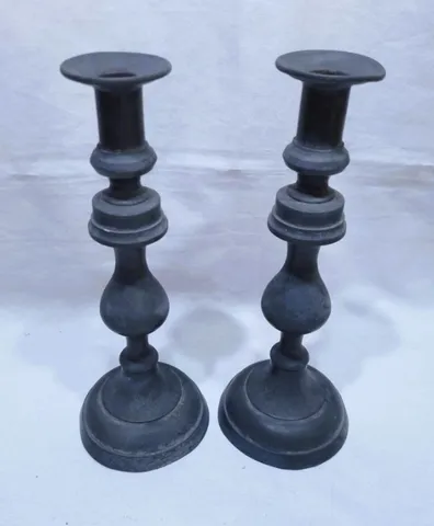 Par de antigos castiçais em estanho pewter com gomos e base redonda *Descrição