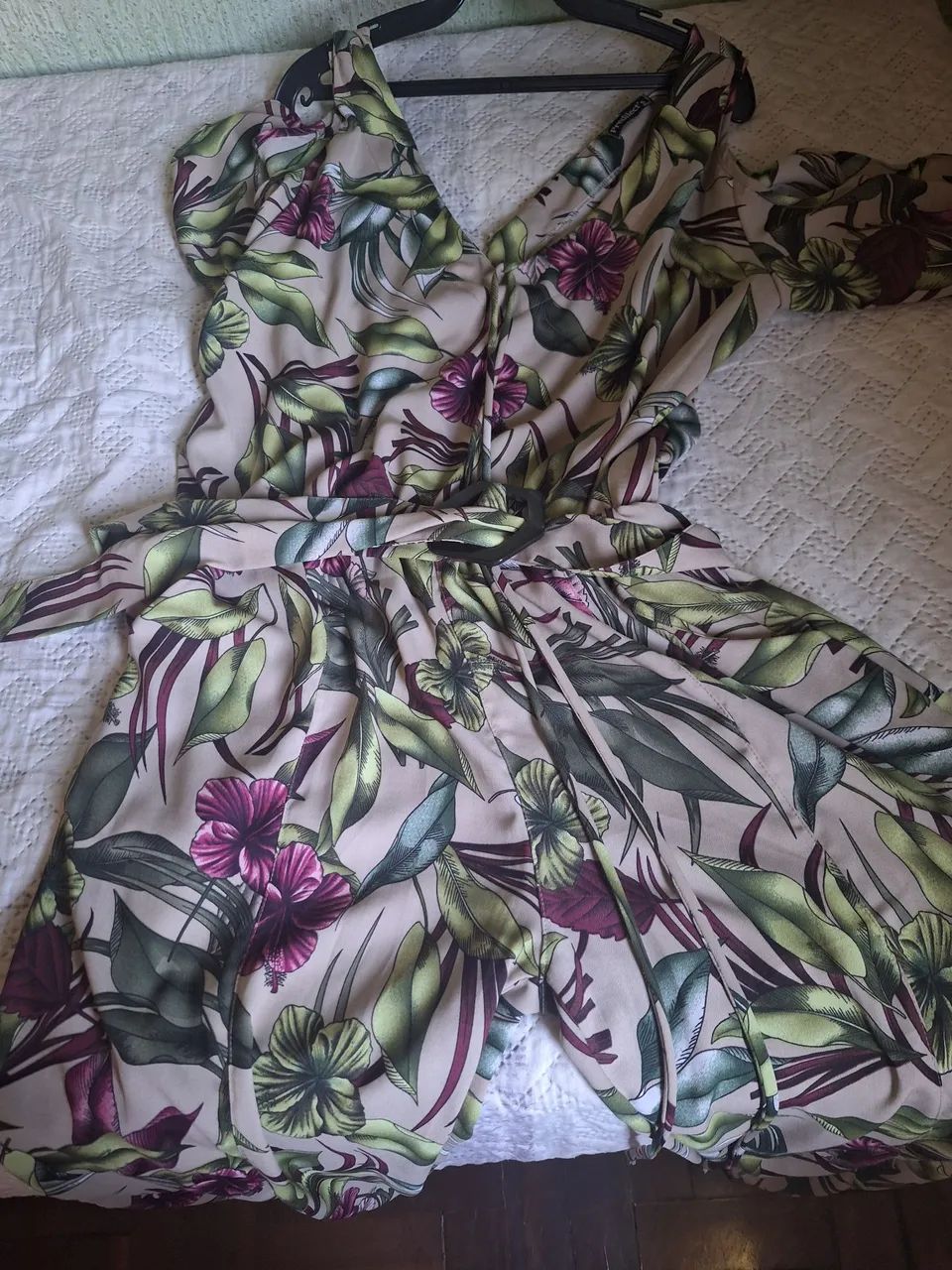 Macacão Floral com Decote V