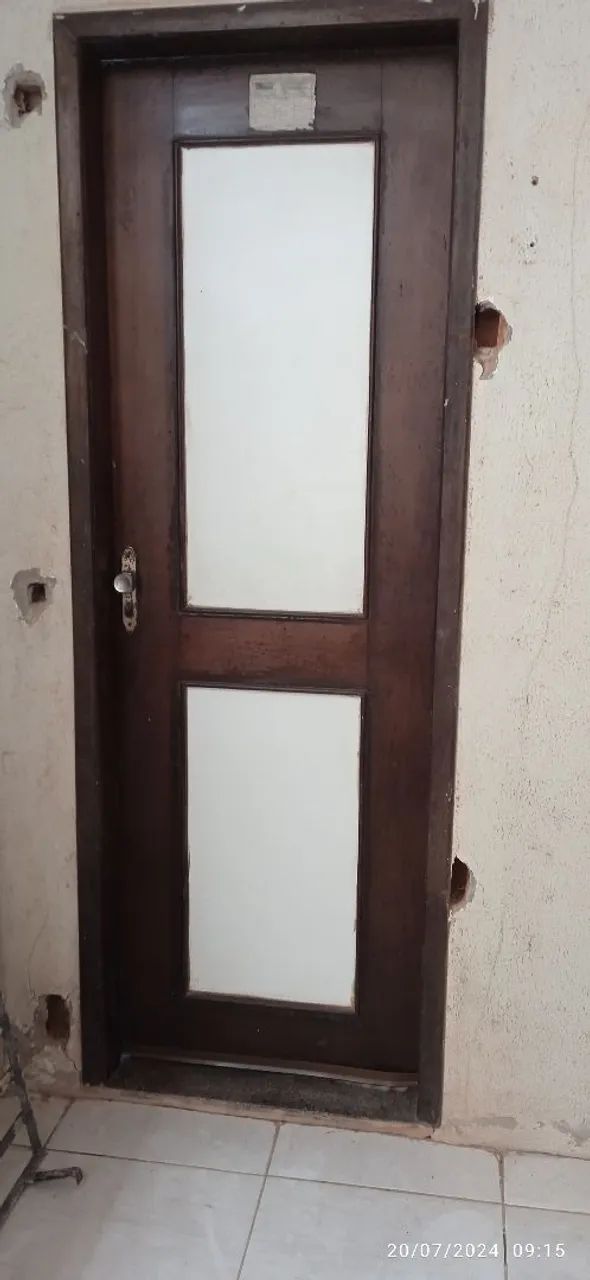 Porta de madeira com portal