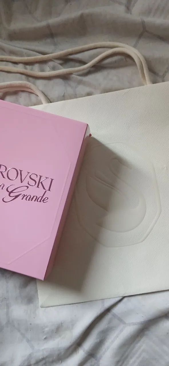 Colar Swarovski Ariana Grande corações original  - Foto 4