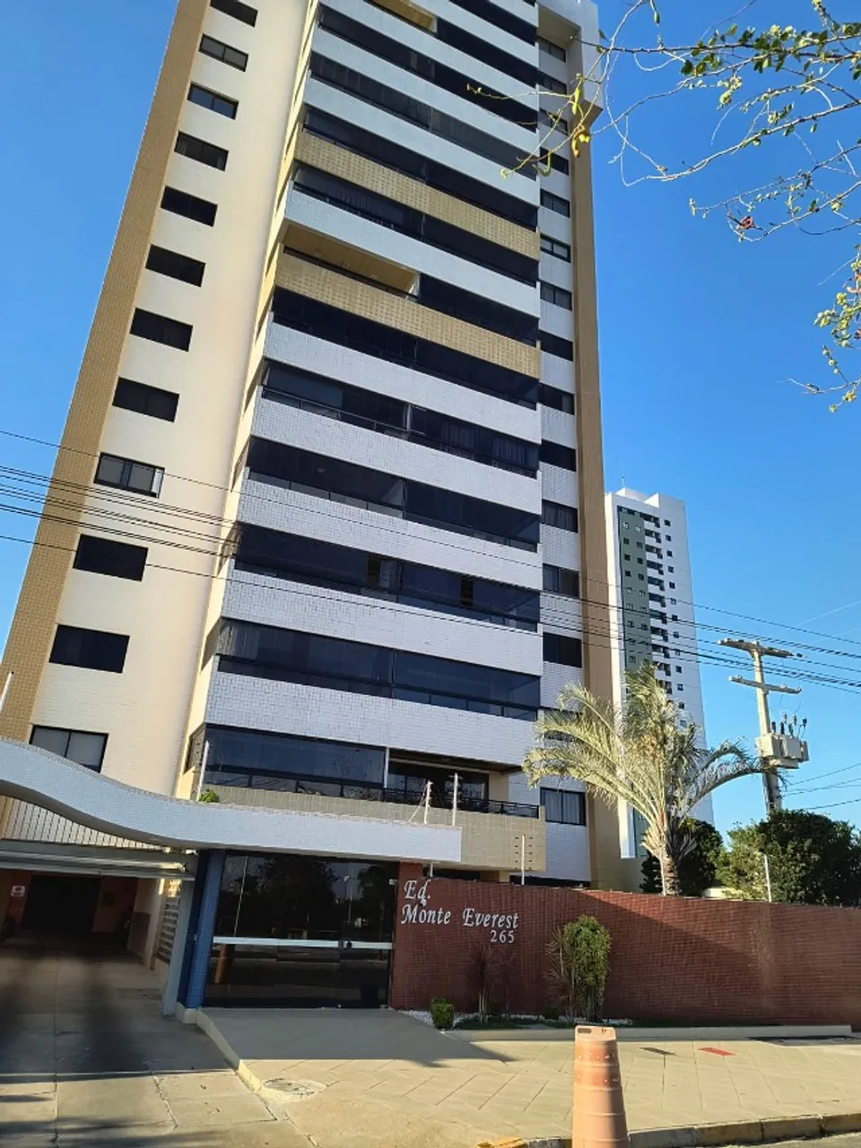 Apartamento alto padrão disponível para venda ou aluguel.